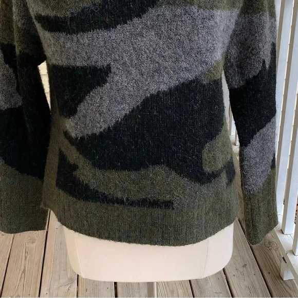 Aqua Bloomingdale’s Camouflage Turtleneck Sweater Size Small Cropped Green - Picture 5 of 8
